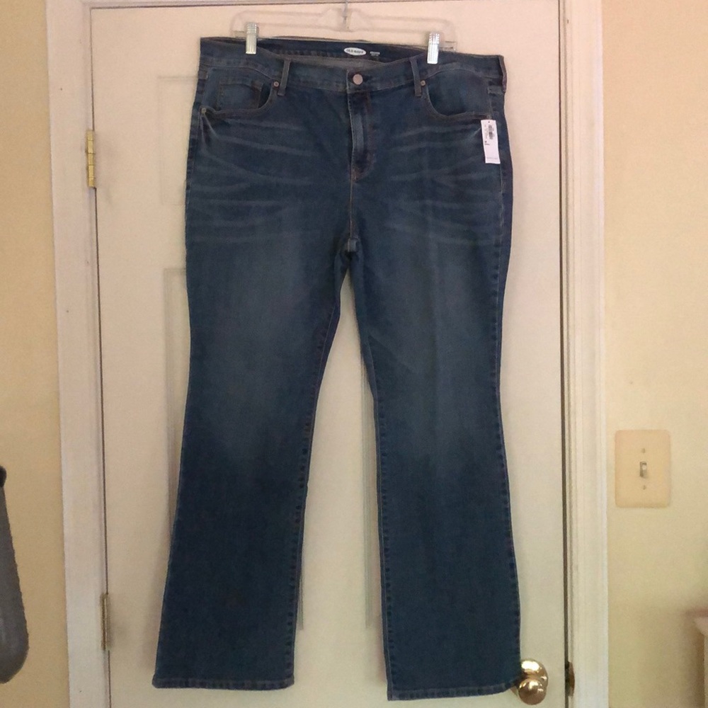 NWT OLD NAVY. LIGHT WASH JEANS. ORIGINAL BOOT CUT.